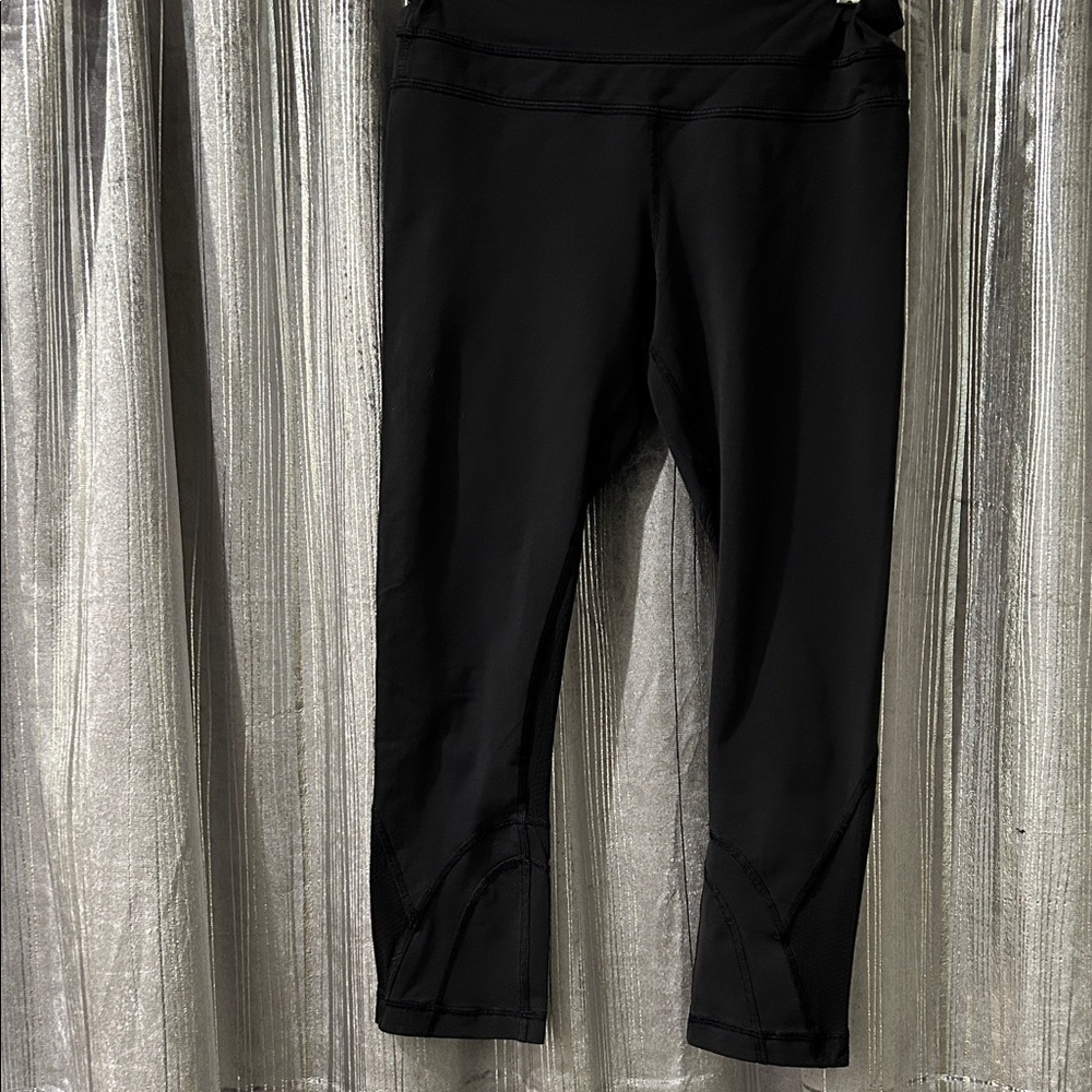 Lululemon Run: Inspire Crop II *Block-It Pocket SiZE 6
Black